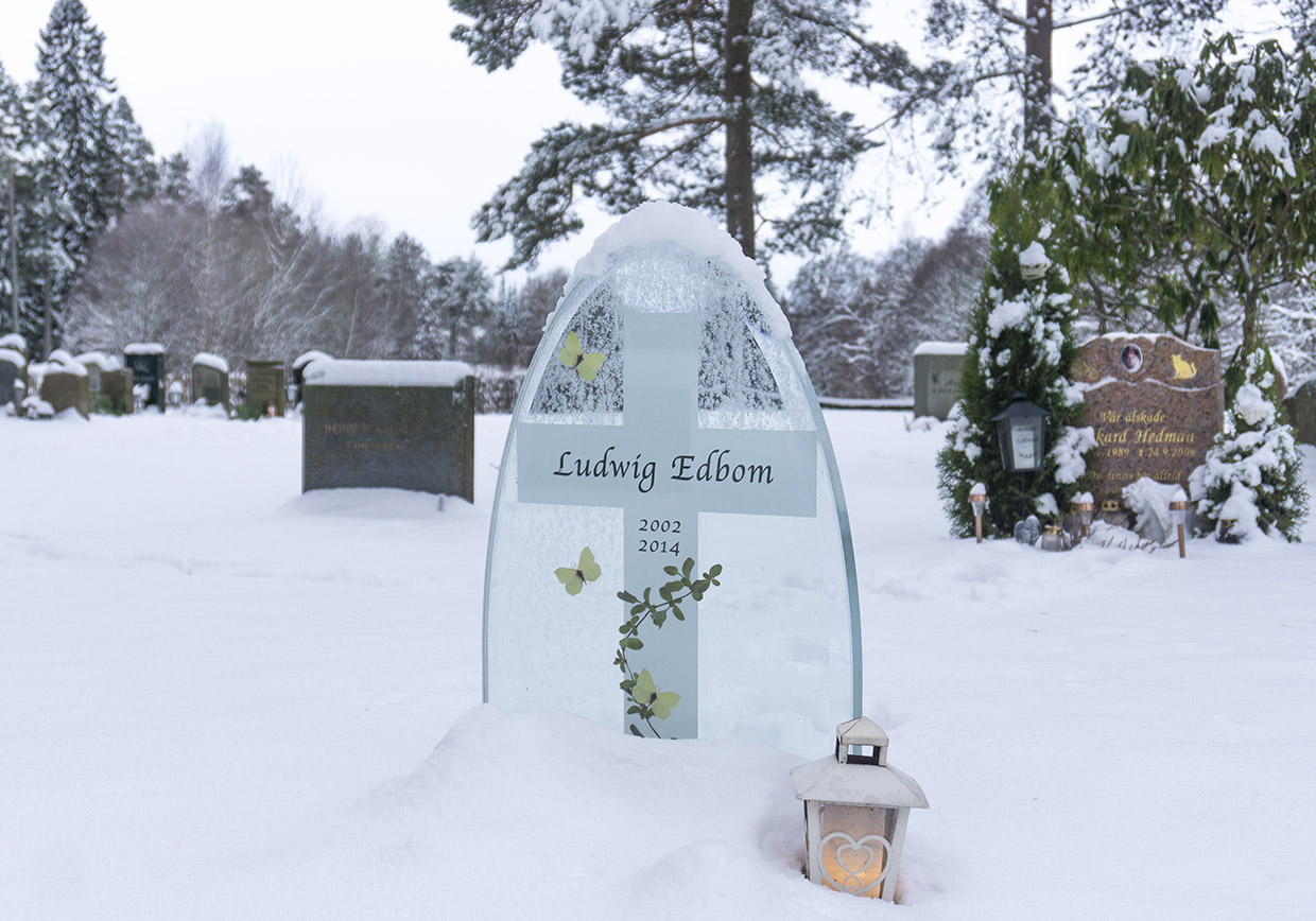 Gravstenar Mariefred med omnejd - Mariefreds Begravningsbyrå - Ros