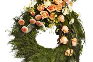 Blommor till begravning Mariefred - Kransar och dekorationer - krans-aprikos
