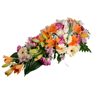 En bukett med blandade blommor i orange, rosa och vita nyanser, inklusive liljor, rosor och krysantemum, arrangerade med gröna blad.